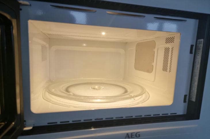 Zašto perete mikrovalnu pećnicu bez da je uključite: parom od limuna protiv stare masnoće